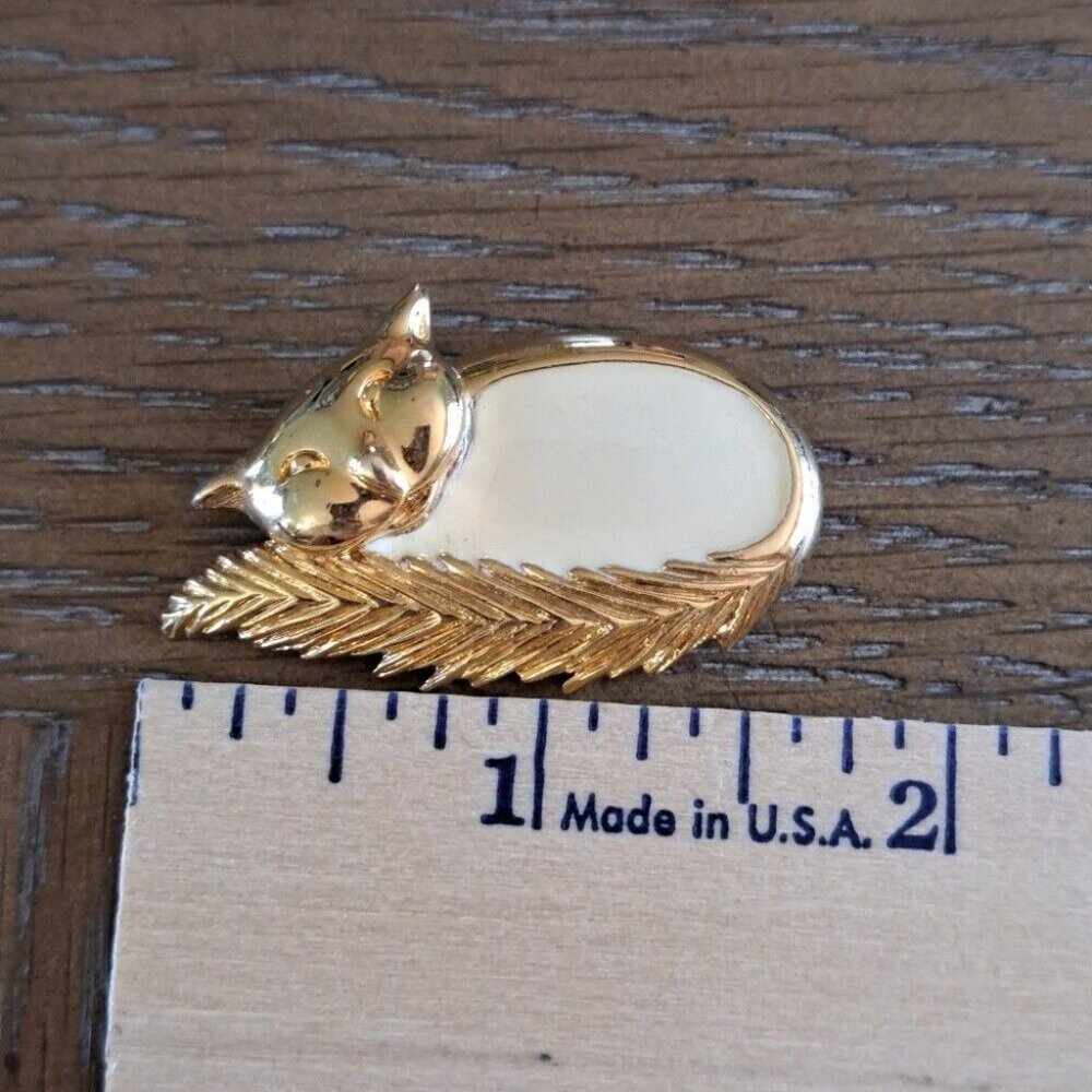 Vintage MONET Cream Enamel Cat Laying Down With Feather Tail Brooch Pin Collect - Picture 2 of 8